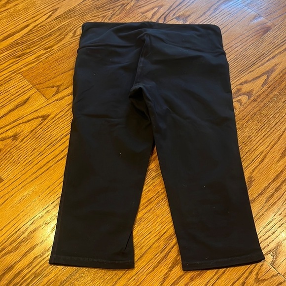 Athleta Woman’s Black Capris Size S - Picture 4 of 6